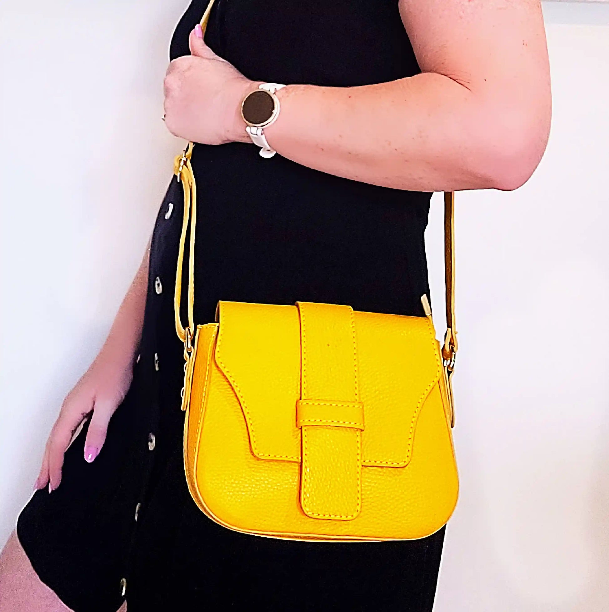Lady-wearing-Yellow-leather-saddle-bag