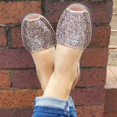 Wearing-champagne-glitter-avarcas