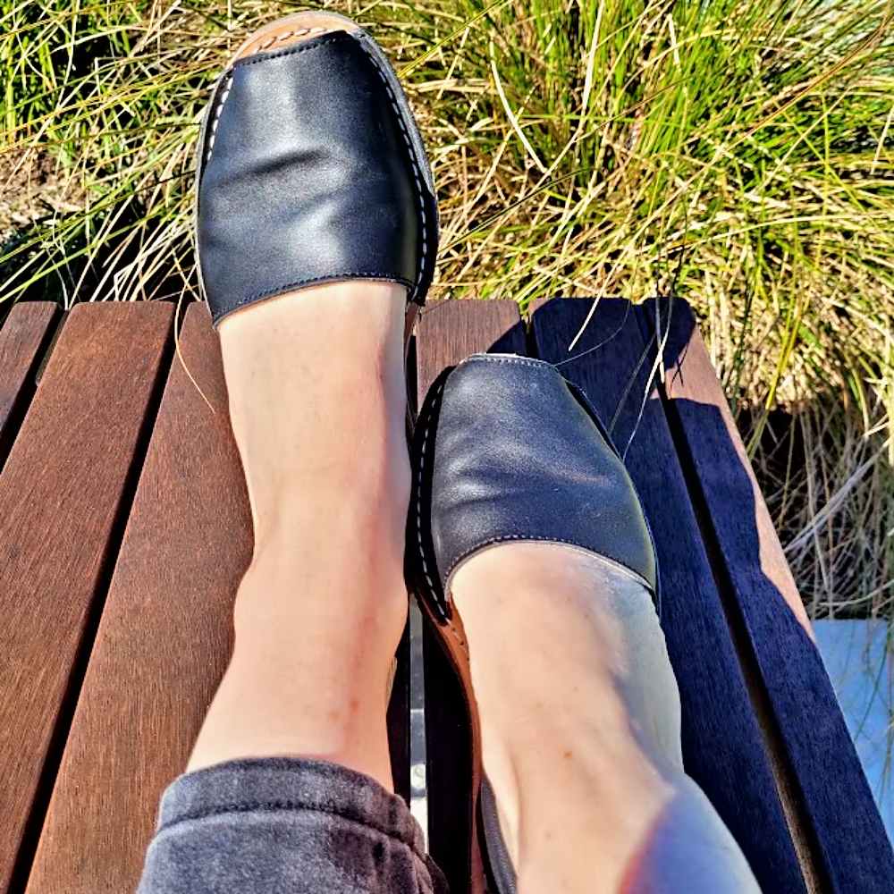 wearing-black-avarcas