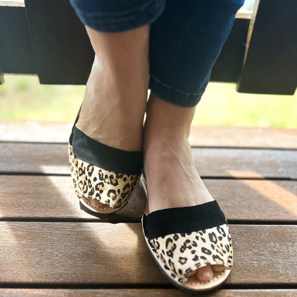wearing-duo-black-leopard-on-deck