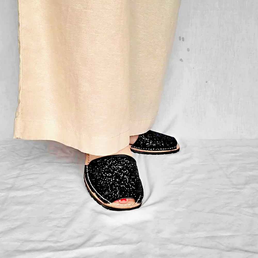 Wearing-black-glitter-avarca-sandals