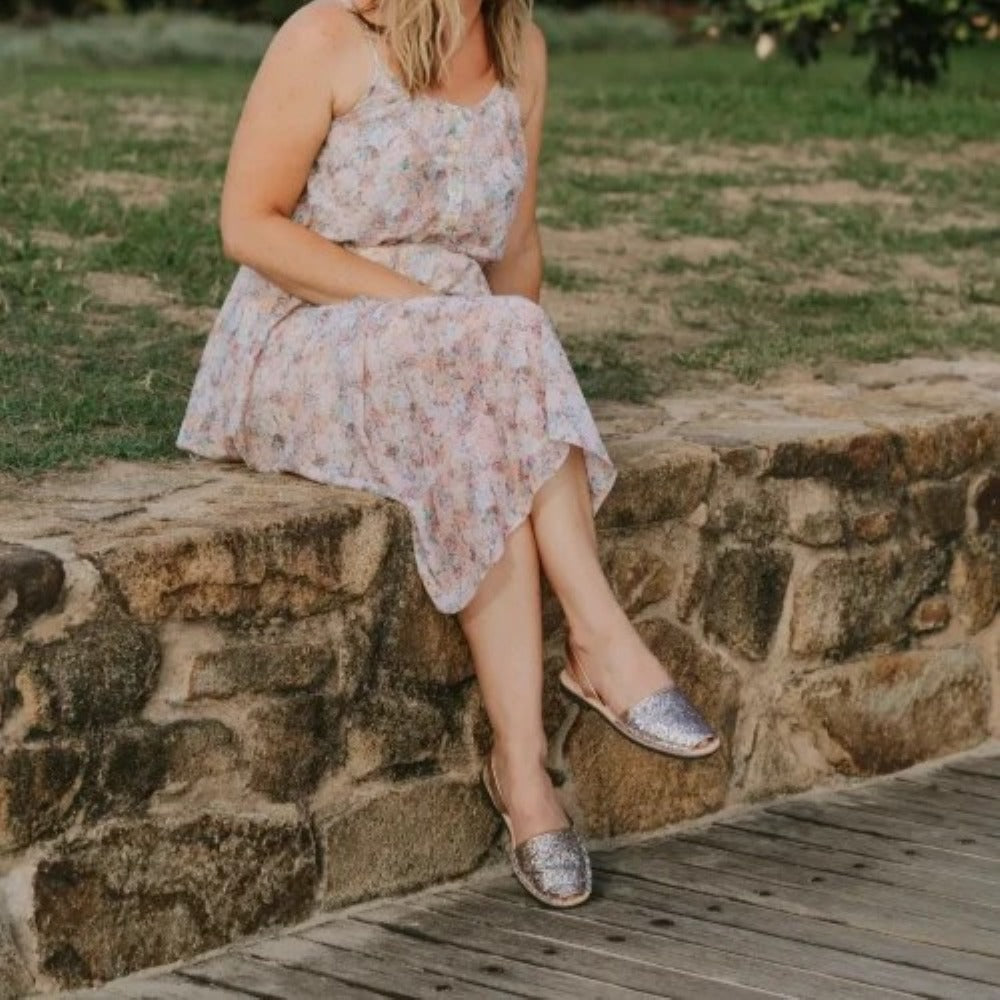 lifestyle-shot-champagne-glitter-avarca-sandals